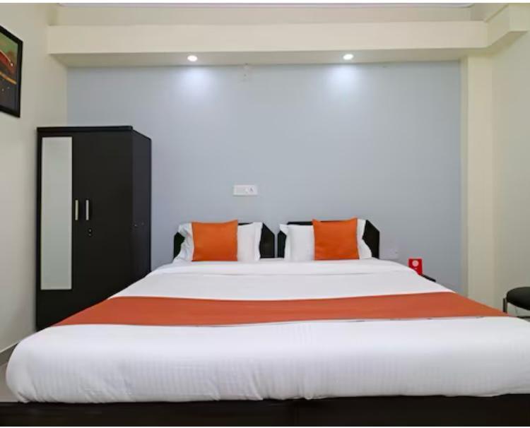 Hotel Aditya Residency Near Sector 63 Metro Station Noida Exterior photo