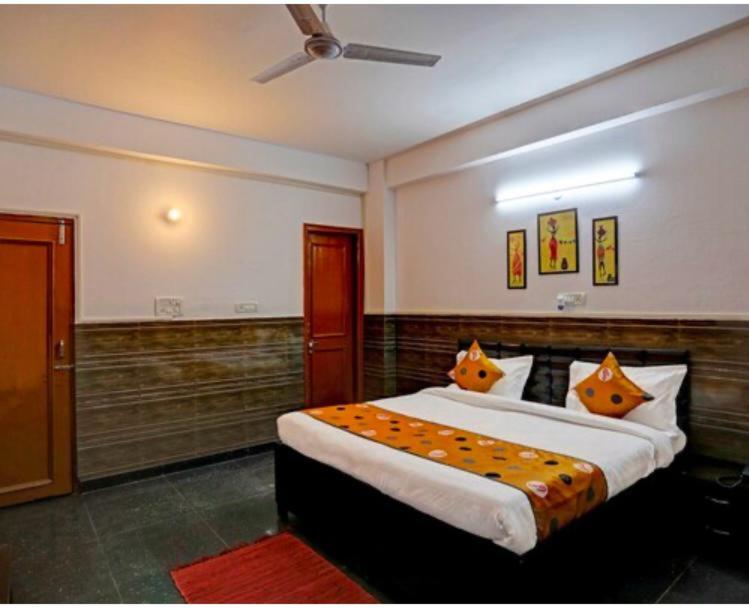 Hotel Aditya Residency Near Sector 63 Metro Station Noida Exterior photo