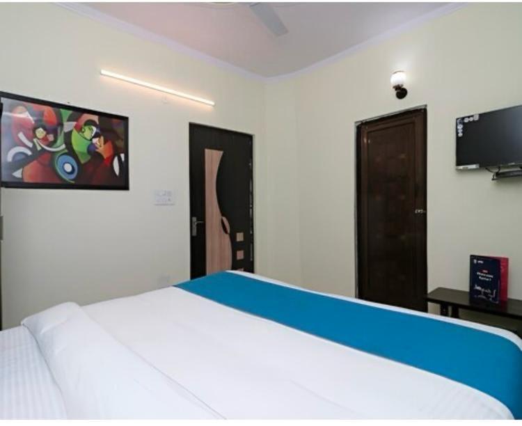 Hotel Aditya Residency Near Sector 63 Metro Station Noida Exterior photo